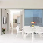Villa Omicron & White