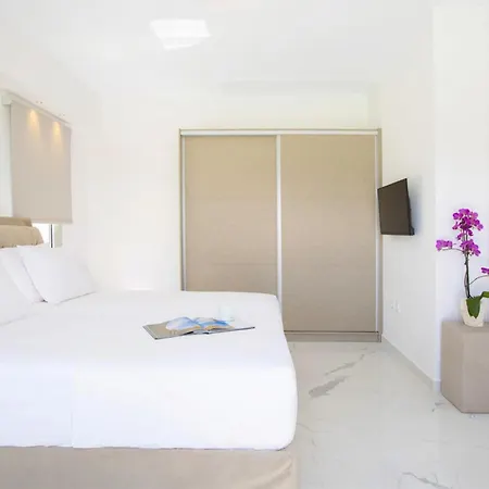 Omicron & White - Offwhite * Vasiliki